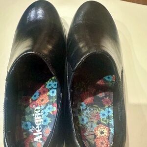 Allegria Black Closed Back Clogs: Size 42.